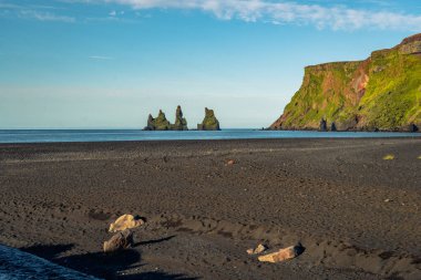 Nehir geçişinin hava manzarası güzel İzlanda manzarası.