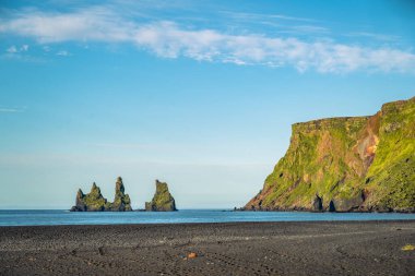 Nehir geçişinin hava manzarası güzel İzlanda manzarası.