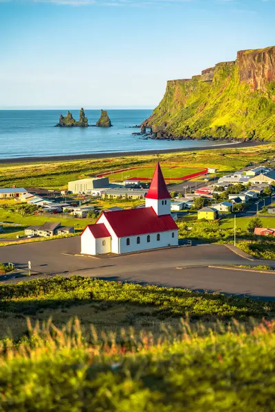 Bazalt yığınlarının manzarası Reynisdrangar, siyah kumsal, kilise...