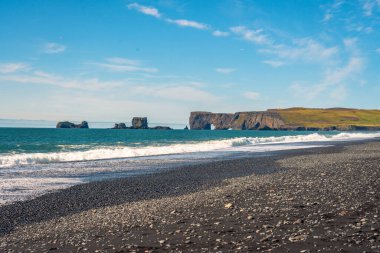 Vik İzlanda 'daki güzel siyah volkanik kumsalda dalgalar