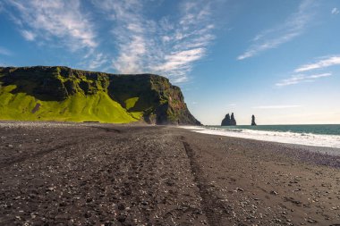 Vik İzlanda 'daki güzel siyah volkanik kumsalda dalgalar