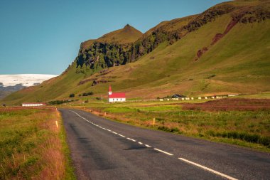 Vik İzlanda 'daki güzel siyah volkanik kumsalda dalgalar