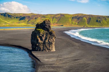 Vik İzlanda 'daki güzel siyah volkanik kumsalda dalgalar