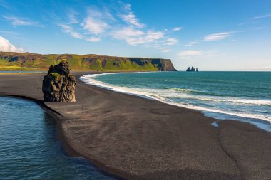 Vik İzlanda 'daki güzel siyah volkanik kumsalda dalgalar