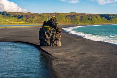 Vik İzlanda 'daki güzel siyah volkanik kumsalda dalgalar