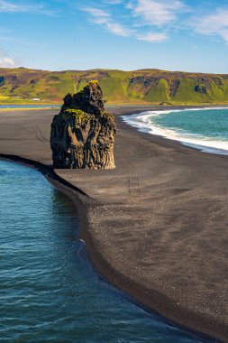 Vik İzlanda 'daki güzel siyah volkanik kumsalda dalgalar