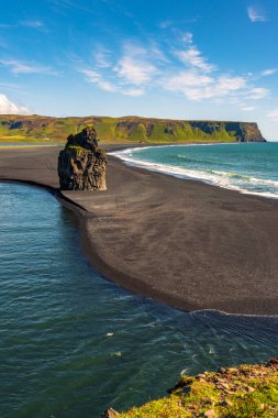 Vik İzlanda 'daki güzel siyah volkanik kumsalda dalgalar