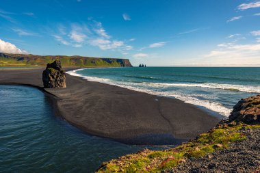 Vik İzlanda 'daki güzel siyah volkanik kumsalda dalgalar