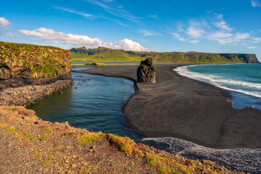 Vik İzlanda 'daki güzel siyah volkanik kumsalda dalgalar