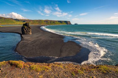 Vik İzlanda 'daki güzel siyah volkanik kumsalda dalgalar