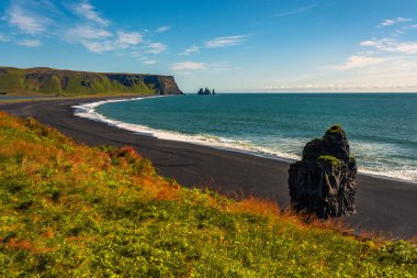 Vik İzlanda 'daki güzel siyah volkanik kumsalda dalgalar