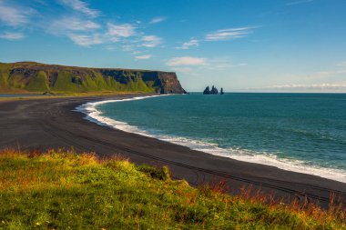 Vik İzlanda 'daki güzel siyah volkanik kumsalda dalgalar