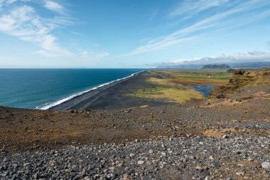 Dyrholaey 'de eşsiz bazalt kemeri olan muhteşem manzara. 