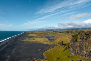 Dyrholaey 'de eşsiz bazalt kemeri olan muhteşem manzara. 