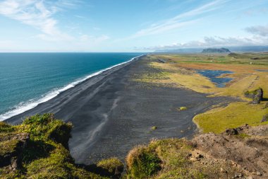 Dyrholaey 'de eşsiz bazalt kemeri olan muhteşem manzara. 