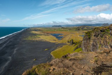 Dyrholaey 'de eşsiz bazalt kemeri olan muhteşem manzara. 