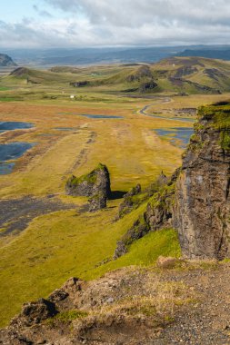 Dyrholaey 'de eşsiz bazalt kemeri olan muhteşem manzara. 