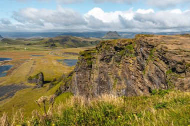 Dyrholaey 'de eşsiz bazalt kemeri olan muhteşem manzara. 