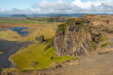 Dyrholaey 'de eşsiz bazalt kemeri olan muhteşem manzara. 