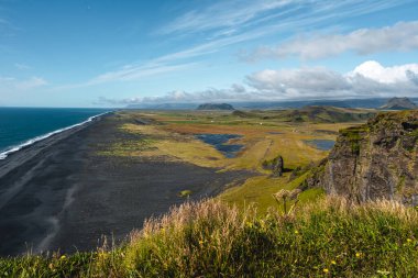 Dyrholaey 'de eşsiz bazalt kemeri olan muhteşem manzara. 