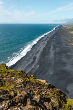 Dyrholaey 'de eşsiz bazalt kemeri olan muhteşem manzara. 