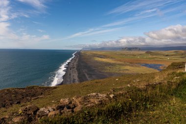 Dyrholaey 'de eşsiz bazalt kemeri olan muhteşem manzara. 