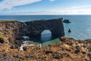 Dyrholaey sahil kayalıkları ve kayalık kemer, Vik, Güney İzlanda. Reyni.