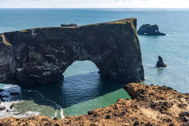 Dyrholaey sahil kayalıkları ve kayalık kemer, Vik, Güney İzlanda. Reyni.
