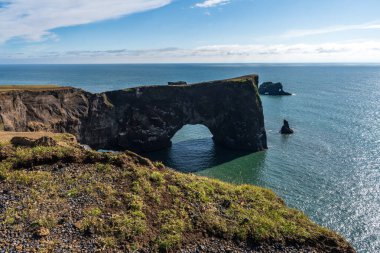 Dyrholaey sahil kayalıkları ve kayalık kemer, Vik, Güney İzlanda. Reyni.