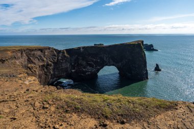 Dyrholaey sahil kayalıkları ve kayalık kemer, Vik, Güney İzlanda. Reyni.