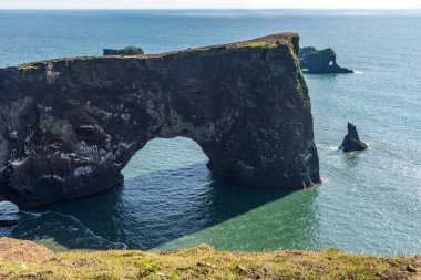Dyrholaey sahil kayalıkları ve kayalık kemer, Vik, Güney İzlanda. Reyni.