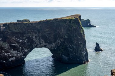 Dyrholaey sahil kayalıkları ve kayalık kemer, Vik, Güney İzlanda. Reyni.