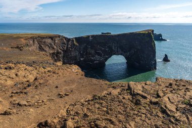 Dyrholaey sahil kayalıkları ve kayalık kemer, Vik, Güney İzlanda. Reyni.