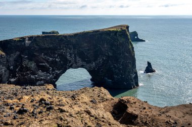 Dyrholaey sahil kayalıkları ve kayalık kemer, Vik, Güney İzlanda. Reyni.