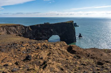 Dyrholaey sahil kayalıkları ve kayalık kemer, Vik, Güney İzlanda. Reyni.