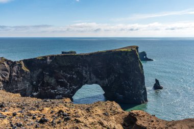 Dyrholaey sahil kayalıkları ve kayalık kemer, Vik, Güney İzlanda. Reyni.