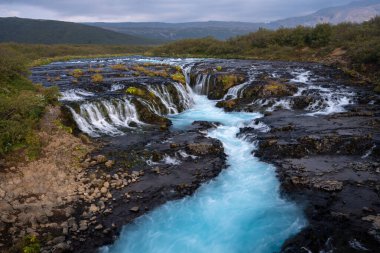 İzlanda 'da büyüleyici Bruarfoss mavi şelalesi