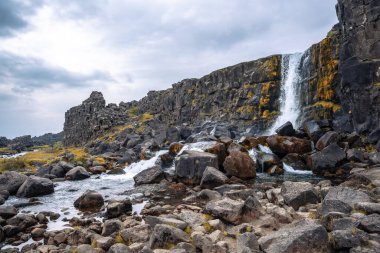 Thingvellir Ulusal Parkı Yarık Vadisi, Şelale Ortasına