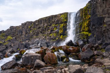 Thingvellir Ulusal Parkı Yarık Vadisi, Şelale Ortasına