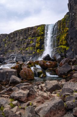 Thingvellir Ulusal Parkı Yarık Vadisi, Şelale Ortasına