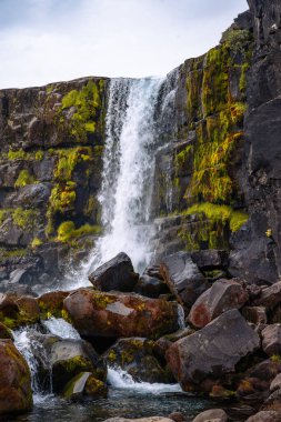 Thingvellir Ulusal Parkı Yarık Vadisi, Şelale Ortasına
