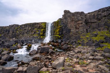 Thingvellir Ulusal Parkı Yarık Vadisi, Şelale Ortasına