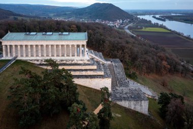 Walhalla Donaustauf, Bavyera Ger 'deki Tuna Nehri üzerinde Regensburg yakınlarında.
