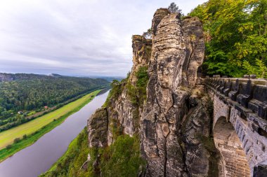 Gün batımında Elbe Nehri, Sakson İsviçre Ulusal Parkı, Sakson