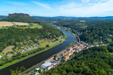 Gün batımında Elbe Nehri, Sakson İsviçre Ulusal Parkı, Sakson