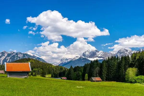 Huzurlu Geroldsee Gölü, dağınık ahşap kulübeleri ve caddesi var.