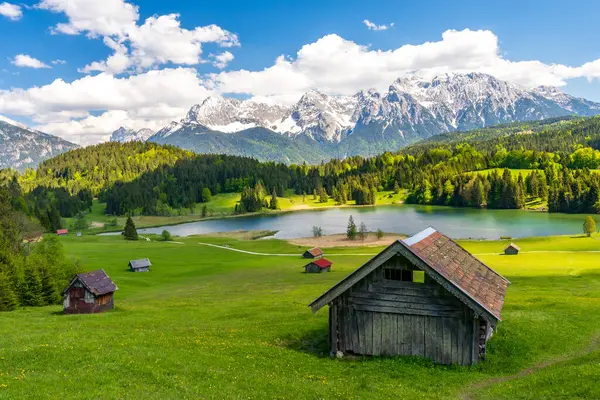 Büyüleyici ahşap kulübeleriyle Geroldsee Gölü.
