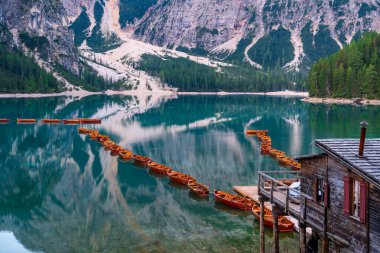 Alp Gölü kıyısındaki muhteşem ahşap kayıkhane, Dolomitler, İtal