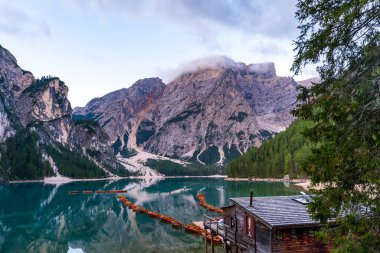Braies Gölü 'nde tekneler, Pragser Wildsee, Dolomites Dağı' nda.