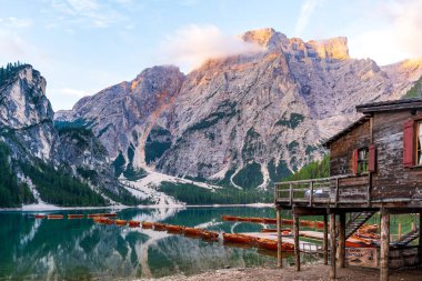Alp Gölü kıyısındaki muhteşem ahşap kayıkhane, Dolomitler, İtal